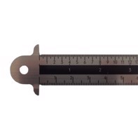 El medidor tipográfico con graduación de 6.8.10.12 puntos y división en cm / mm a cada 30 cm con guía.